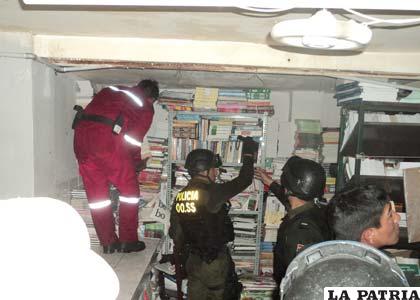 Personal de Orden y Seguridad y de bomberos, ayudaron a trasladar los libros