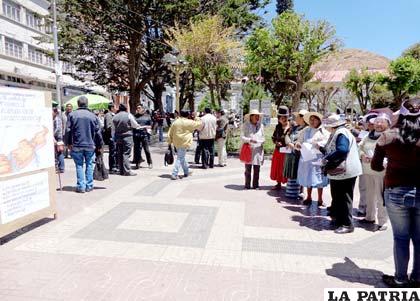 Las señoras de Amupei protestaron en la Plaza 10 de Febrero