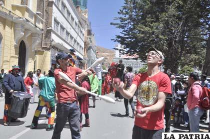Jóvenes actores y actrices mostraron su entusiasmo en las calles de Oruro