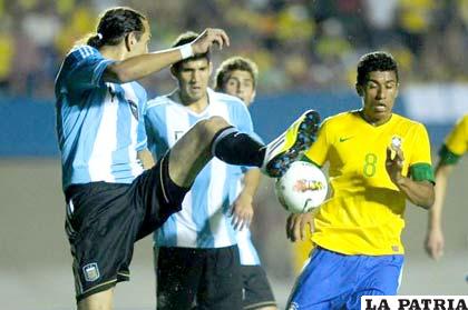 Una acción del partido de ida donde venció Brasil 2-1 (foto: lainformacion.com)