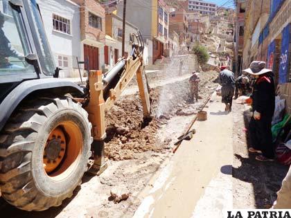 La retroexcavadora reventó una conexión de agua que estaba a “flor de tierra”