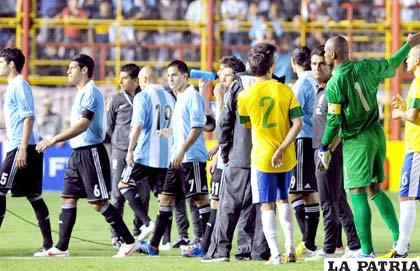 Jugadores de Argentina y Brasil, molestos por la suspensión del partido (foto: foxsportsla.com)