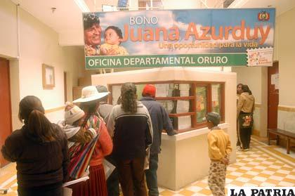 Problemas informáticos dificultan cancelación del bono “Juana Azurduy”