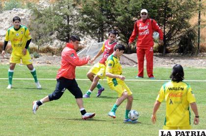 Marco Sandy observa atentamente el entrenamiento de la Selección Nacional (foto: APG)