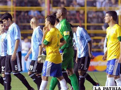 Jugadores de Argentina y Brasil molestos por la suspensión del partido (foto: foxsportsla.com)