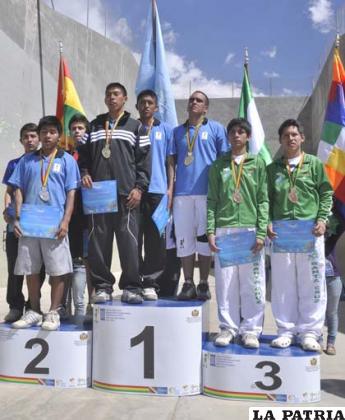 Equipos de Cochabamba en el podio