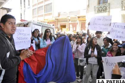 Alumnos de Economía se movilizaron en puertas del Seguro Universitario