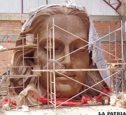 La cabeza de la imagen de la Virgen del Socavón en uno de los talleres de la obra