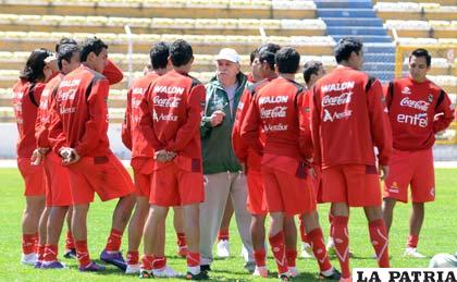 Azkargorta en la charla técnica, previó al entrenamiento de ayer en el “Siles” (foto: APG)