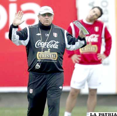 Markarián dirige el entrenamiento de la selección peruana (foto: peru.com)