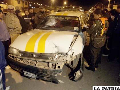 Se ve que el pasajero golpeó fuertemente la cabeza contra el parabrisas