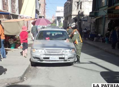 El uniformado alista la boleta de infracción
