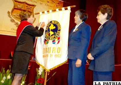 La medalla “Escudo de Armas de la ciudad de Oruro” es impuesta al estandarte de Mesa Redonda Panamericana Oruro