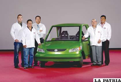 El equipo responsable de la fabricación del primer auto eléctrico de Bolivia