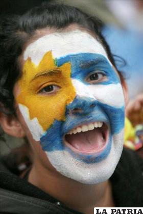 Una mujer uruguaya con la cara pintada con los colores de la bandera de su país /EFE/Archivo