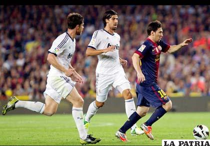 Lionel Messi escapa con balón dominado (foto: foxsportsla.com)