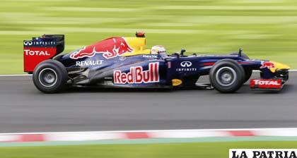 El coche de Sebastian Vettel en plena competencia en el Gran Premio de Suzuka (foto: elcomercio.es)