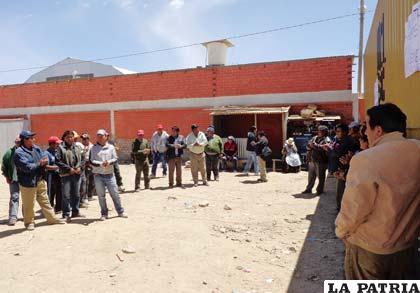 Los transportistas en la puerta del DAB durante el bloqueo