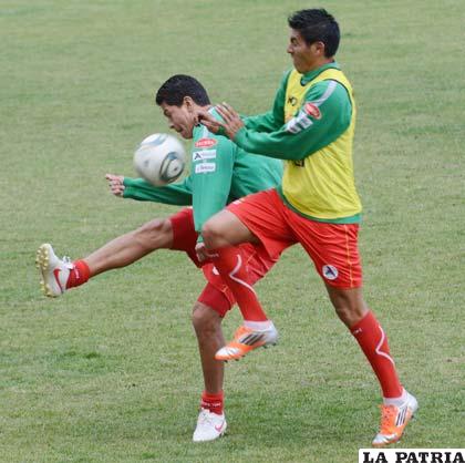 Saucedo y Méndez disputan el balón (foto: APG)