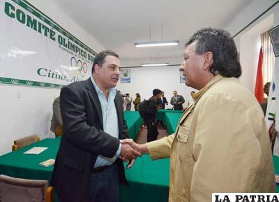 El viceministro de deportes Miguel Ángel Rimba felicita a Álvaro Guzmán (foto: APG)