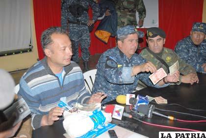 El general Gandarillas muestra los billetes falsos