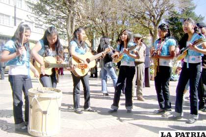 Jóvenes intérpretes del charango postularán al Festival Nacional de Aiquile 2012