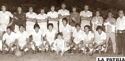 Jugadores de la selección orureña que participaron en el nacional juvenil en 1980 (foto: archivo)