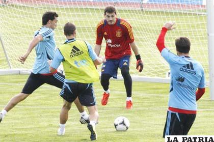 Durante el entrenamiento de la selección española (foto: lainformacion.com)