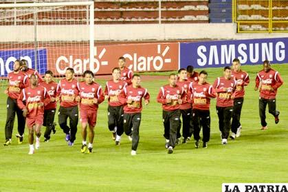 La selección peruana ayer entrenó en el “Hernando Siles” (foto: APG)