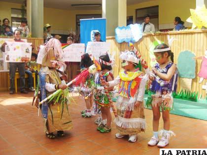 Niños con innovadores trajes reciclables