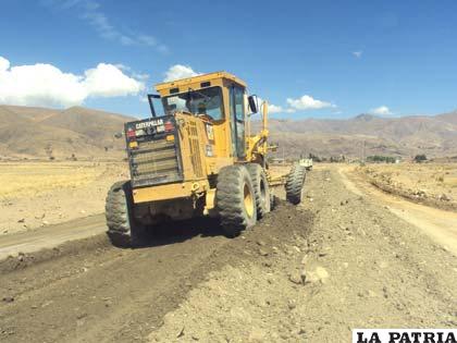 En obras del tramo Llallagua-Chacapuco se utilizan máquinas modernas 