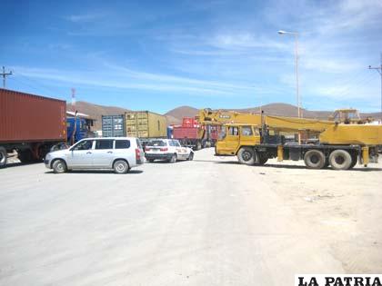Transportistas asalariados mantuvieron el bloqueo en el sector próximo a los Depósitos Aduaneros de Bolivia (DAB)