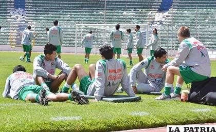 Los jugadores de la Selección Nacional, retornaron ayer a los entrenamientos (foto: APG)
