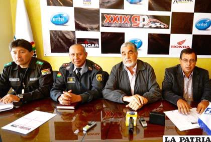 Armin Franulic y su directorio durante el anuncio de la suspensión de la prueba (foto: APG)