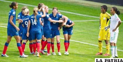 Celebran las jugadoras francesas el triunfo obtenido ante Corea del Norte (foto: extradigitalweb.com)