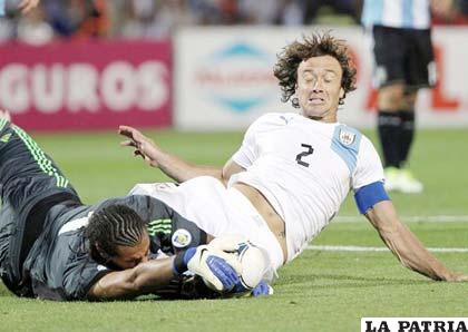 El esfuerzo de Lugano no basto en el choque frente al combinado argentino(foto: elcomercio.com)