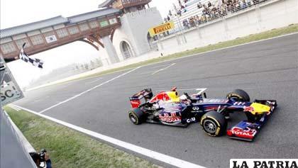 El coche de Sebastian Vettel cruza primero la meta (foto: holaciudad.com)