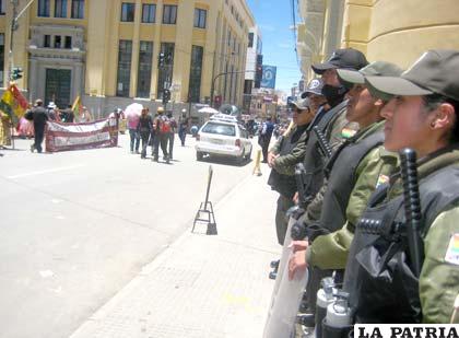 Los policías custodian la puerta del Palacio Consistorial