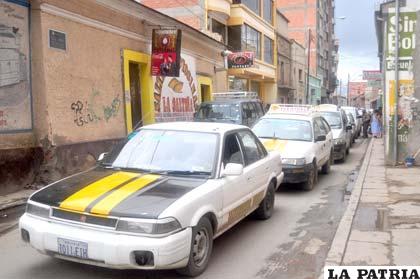 Taxistas quieren consensuar radio urbano hasta dónde cobrarían 4 bolivianos