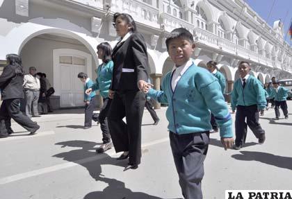 Alumnos y maestros de “Apoyo Educativo Oruro”, celebraron décimo tercer aniversario institucional