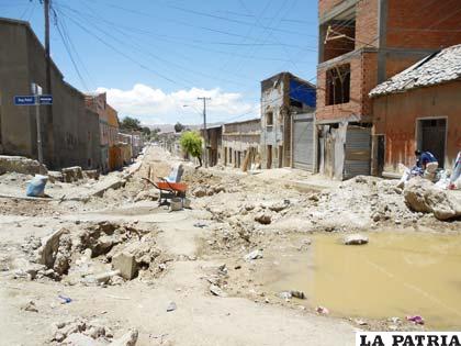 Obras inconclusas en las calles Diagonal Potosí y España son motivo de molestia para los conductores