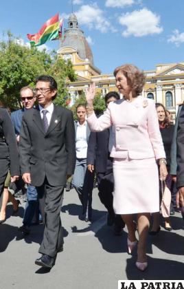La reina Sofía de España y el ministro de Culturas de Bolivia, Pablo Groux