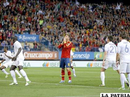 España se lamenta de no poder ganar en su casa a una agresiva Francia (foto: foxsportsla.com)