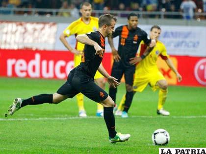 Rafael van der Vaart colaboró con un gol de penal (foto: foxsportsla.com)