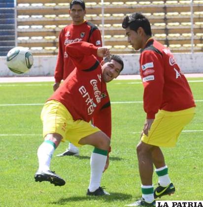 Walter Flores en el entrenamiento de la Selección Nacional (foto: APG)