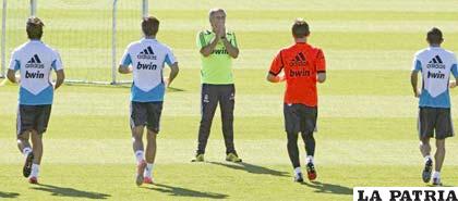 Mourinho observa el entrenamiento de su equipo (foto: lainformacion.com)
