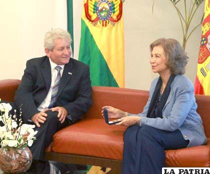 La Reina Sofía y el gobernador de Santa Cruz Rubén Costas /APG