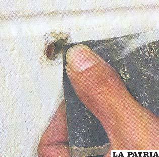 PASO 2
Con una lija No. 80 lijar los bordes de los agujeros