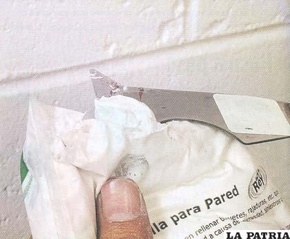 PASO 3
Tomar una porción de masilla blanca para pared
