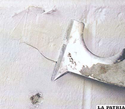 PASO 4
Con la espátula multiusos rellenar los agujeros